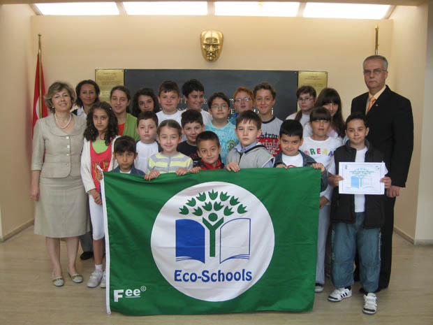 , Beş yıldır Eko-Okullar kapsamında çalışmakta olan okulumuz, bu yıl yine yeşil bayrak ile ödüllendirildi&#8230;